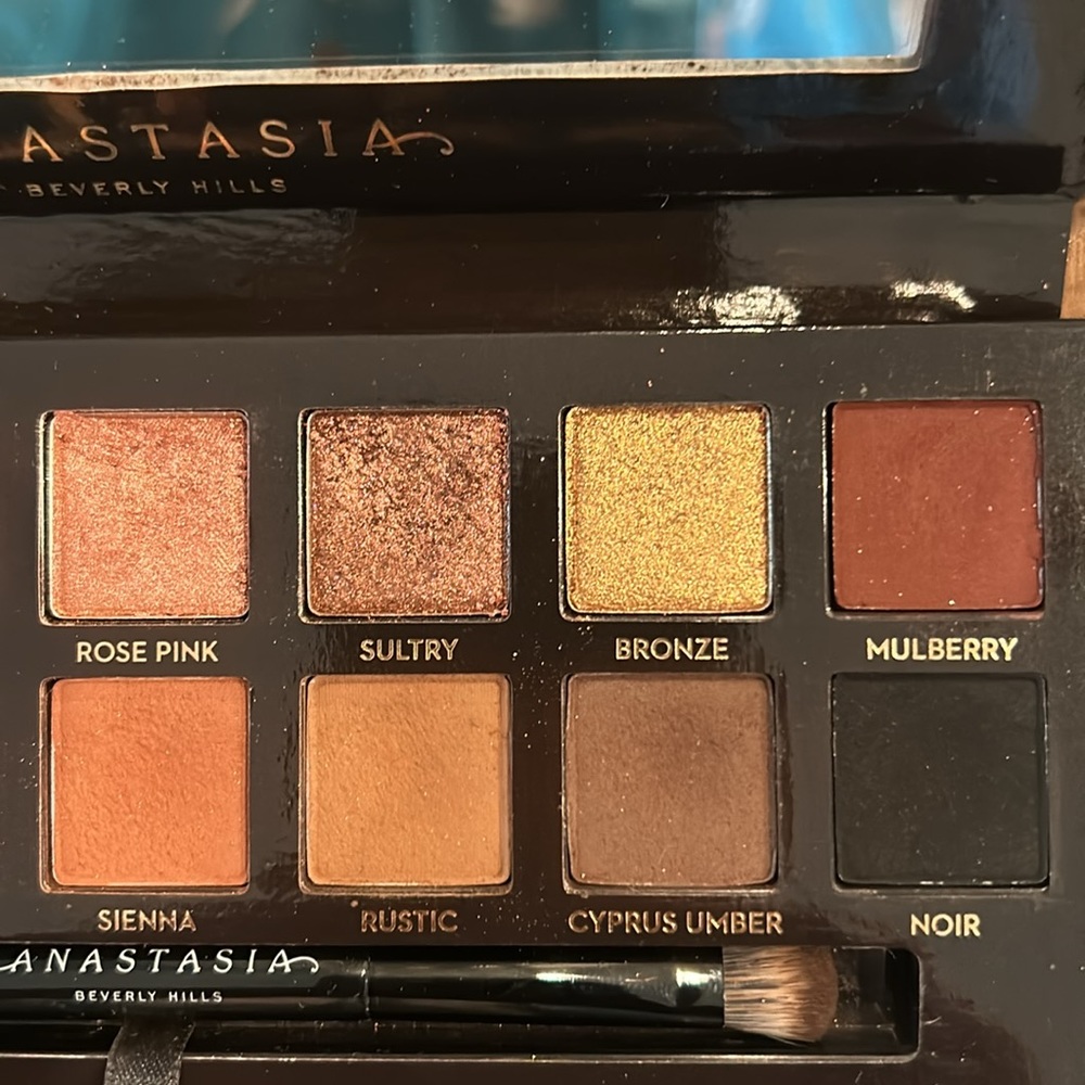 ABH Soft Glam eyeshadow palette - Picture 3 of 5